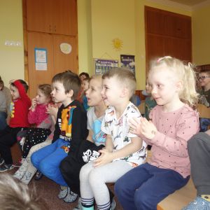 Divadlo s pohádkou,,O třech prasátkách,,